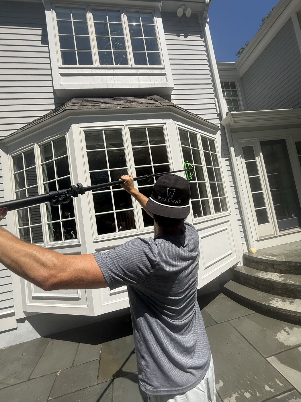 Washing a bay window with a water-fed extension pole